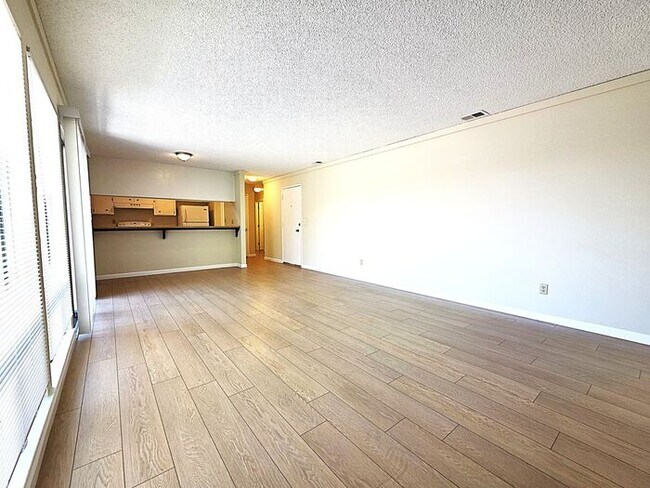 Foto del edificio - Beautiful, Very Large 2 Bedroom with Garage, Fireplace, Balcony & A/C Near Washoe Golf Course