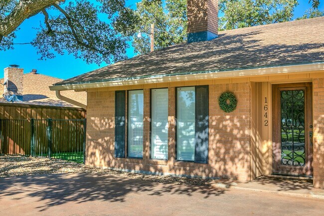 Foto del edificio - COMING APRIL 2026!!! Stunning Country Club Townhome!!