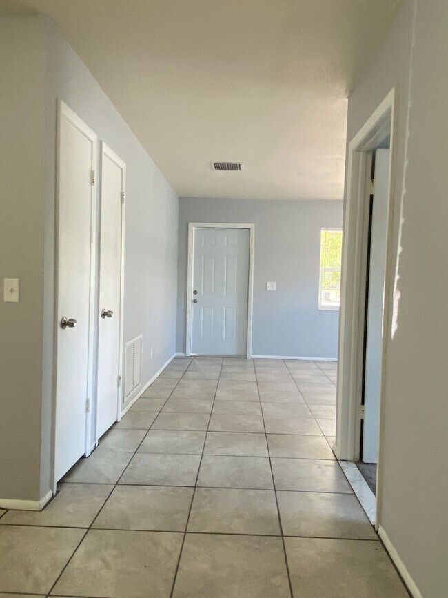 Building Photo - 3 BR Home in St Petersburg