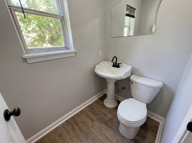 Foto del edificio - Charming 4BR Home with Large Yard