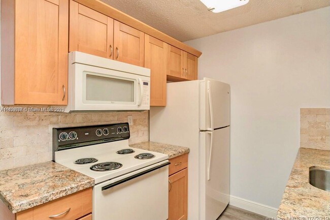 Building Photo - 7215 Miami Lakes Dr