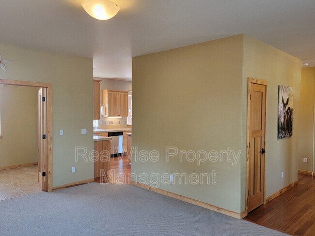 Building Photo - 2950 SW Cascade Vista Dr
