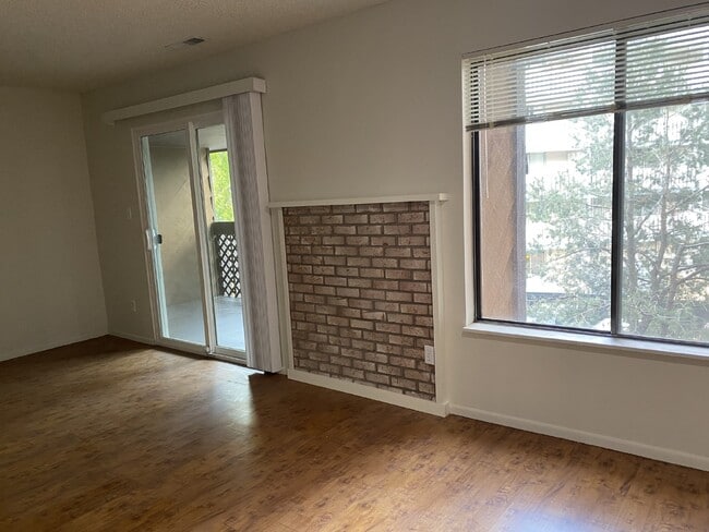 Building Photo - Two Bedroom Townhome - Saturn Drive