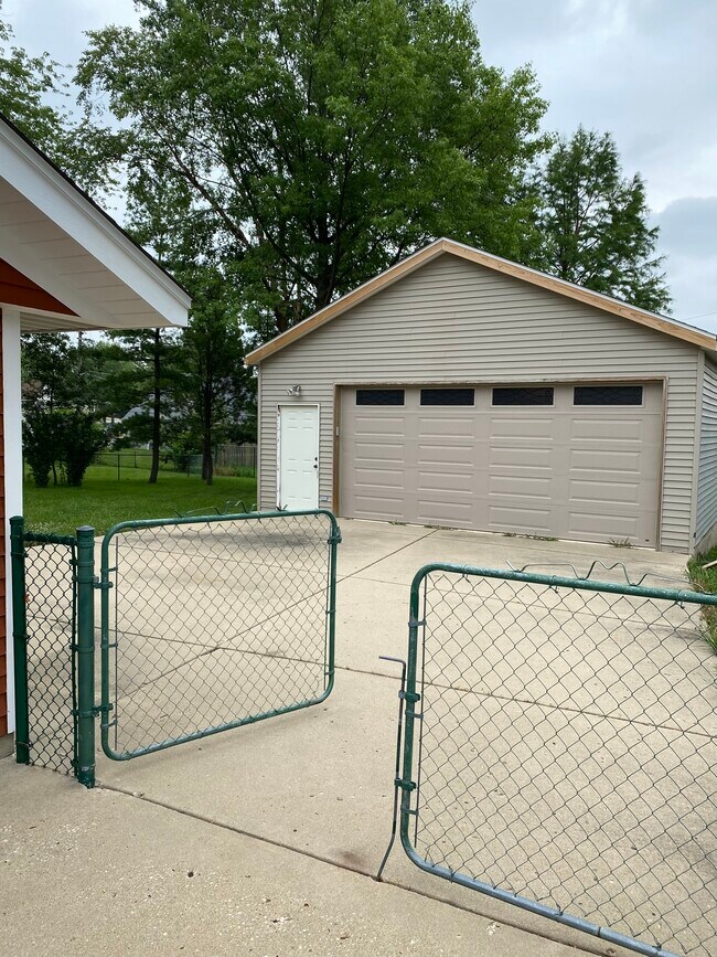 Building Photo - 413 Ridge Cir