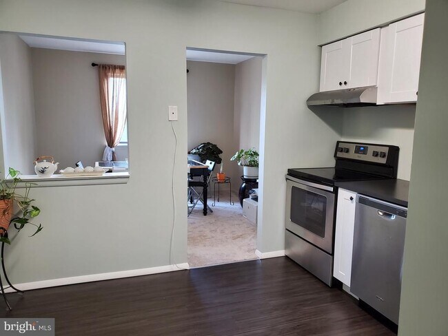 Building Photo - 1100 Lisadale Cir