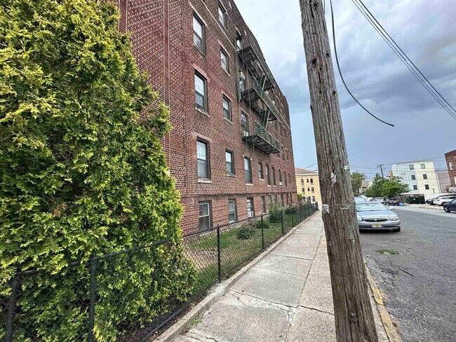 Building Photo - 45-47-47 Kelly Pkwy