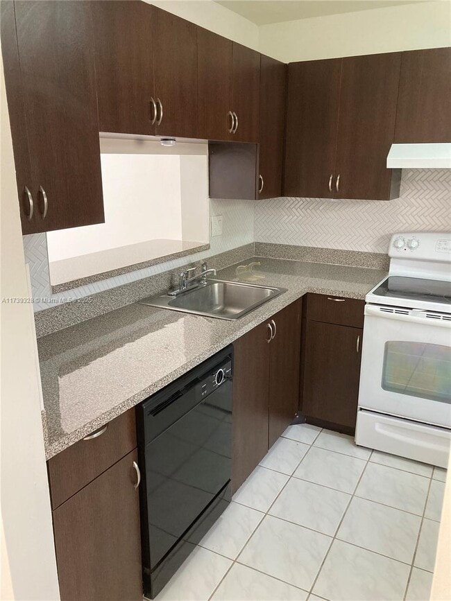 Building Photo - 10875 SW 112th Ave