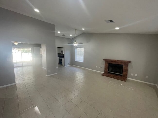 Building Photo - Centrally Located Just South- Near Strip !!!!!!
