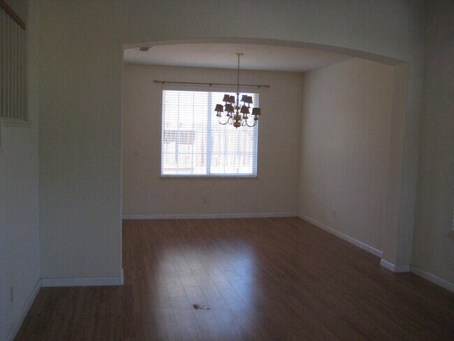 Building Photo - Gorgeous 5 Bedroom, 3 Bath in Brentwood