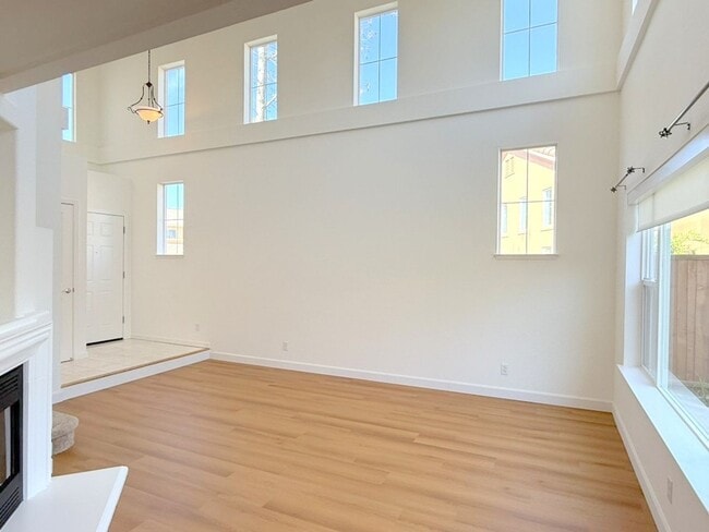 Building Photo - BEAUTIFUL BRIDGES END TOWNHSE, NEAR PARKS, GOLF COURSE, COYOTE CREEK ELEMENTARY !