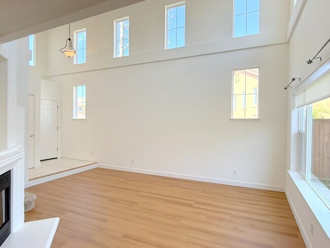 Foto del edificio - BEAUTIFUL BRIDGES END TOWNHSE, NEAR PARKS, GOLF COURSE, COYOTE CREEK ELEMENTARY !