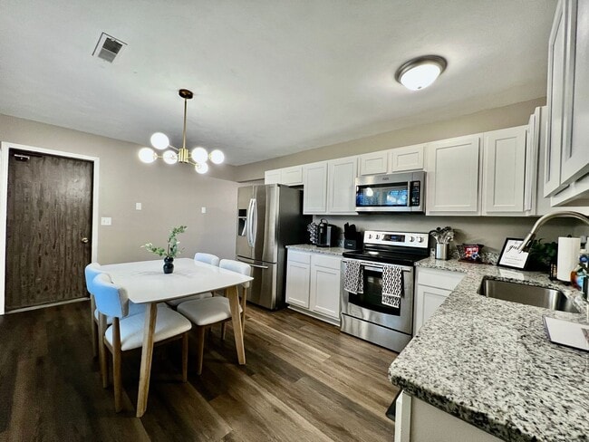 Building Photo - 3 BDR Ranch w/ Fenced yard, laundry, garag...