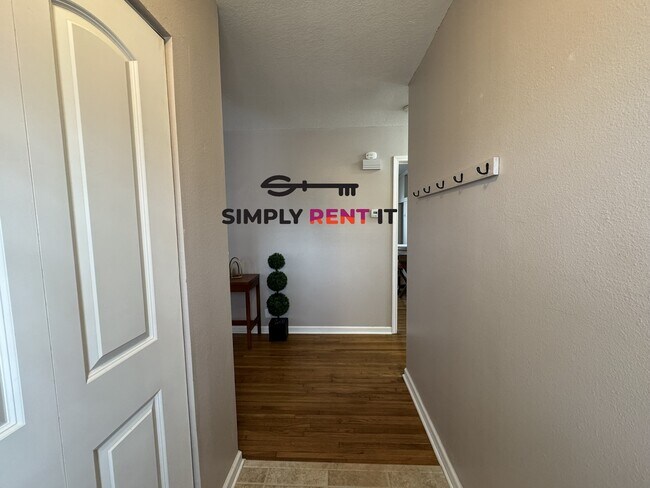 Foto del edificio - Updated Furnished 3+ Bedroom, 1.5 Bath Avail Aug 1st