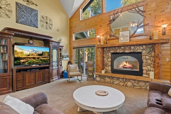 Building Photo - Beautiful large home on acerage