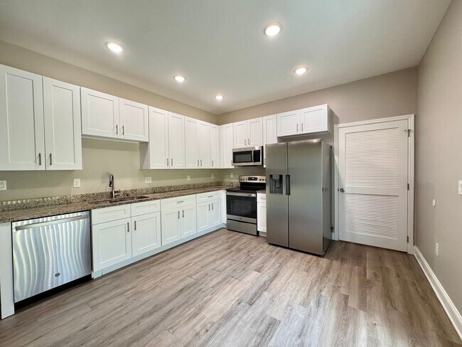 Foto del edificio - MOVE-IN SPECIAL - $1000 CREDIT! 3/2 Duplex...