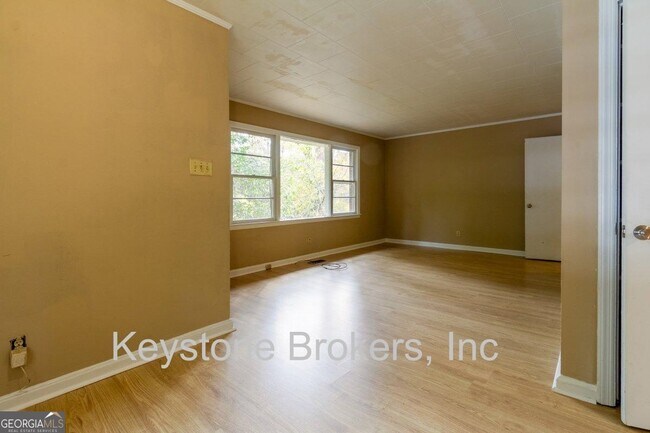 Building Photo - 2028 Bayswater Rd