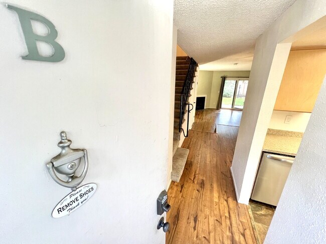Foto del edificio - Beautiful Townhome For Rent in the Tranquil Chambers Bay