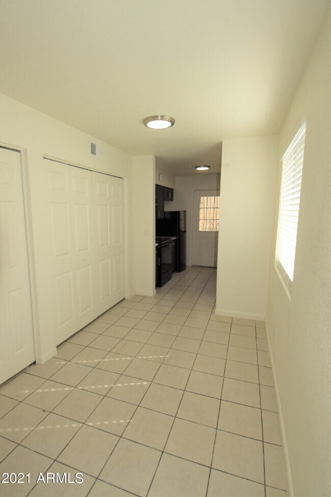 Building Photo - 834 N Cherry