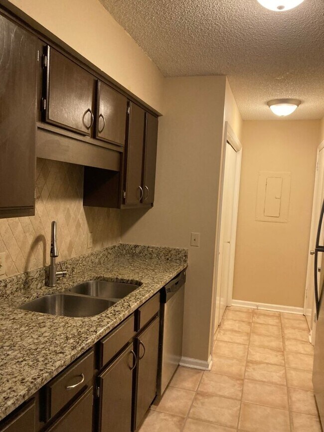 Foto del edificio - Terrific end unit on 2nd floor