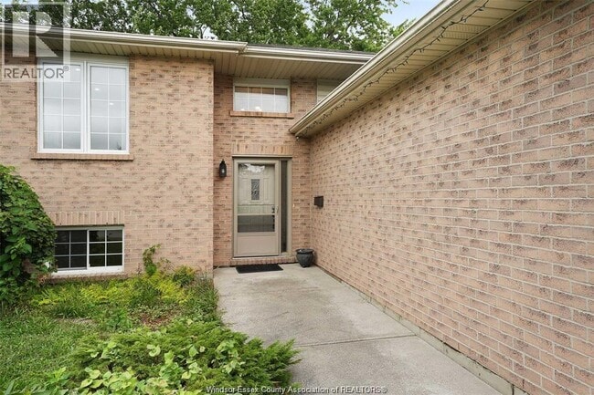 Building Photo - 3268 Robinet Rd