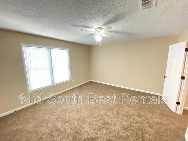 Foto del edificio - 5568 Blossom Ln