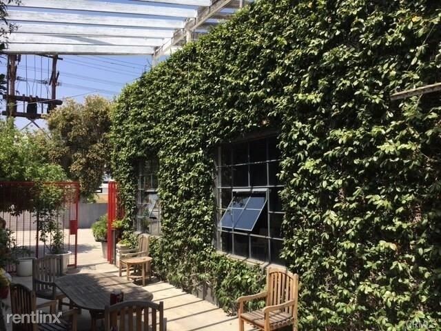 Foto principal - Studio, 1 bath House - 2888 E Walnut St