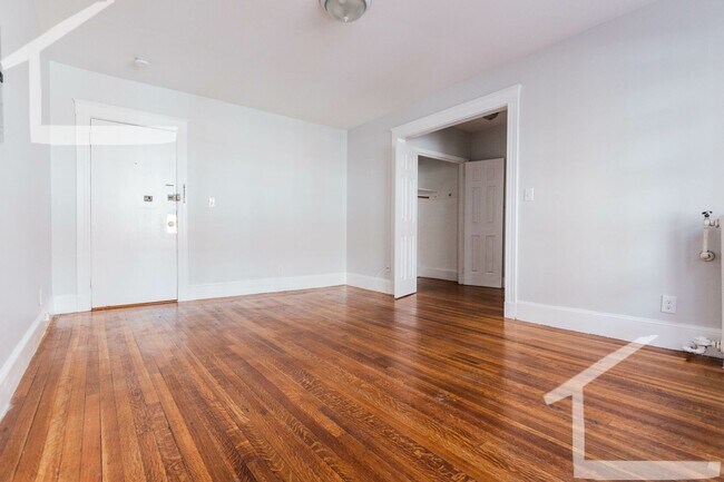 Foto del edificio - Huge studio available now.