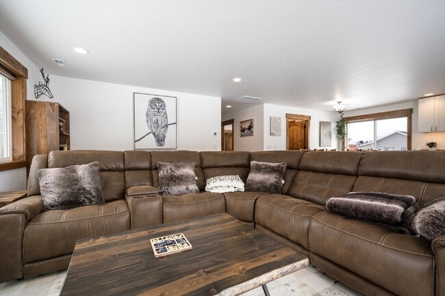 Building Photo - Avail Feb.17th  thru May 31st.  Fully furnished w/ internet & utilities included