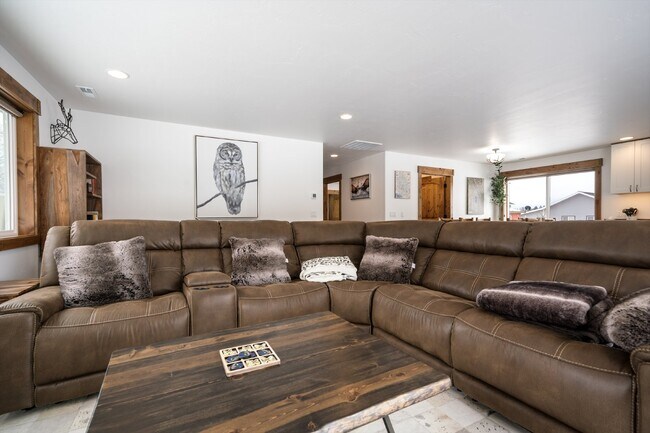Building Photo - Avail Sept 14th thru May 31st.  Fully furnished w/ internet & utilities included