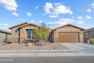 Building Photo - 1009 E Silver Ray Dr