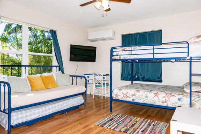 Foto del edificio - 3450 NE Linda Dr