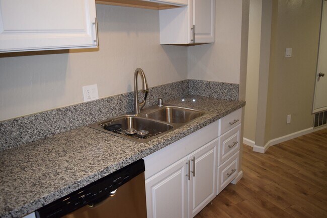 Building Photo - 6049 Northcrest Cir