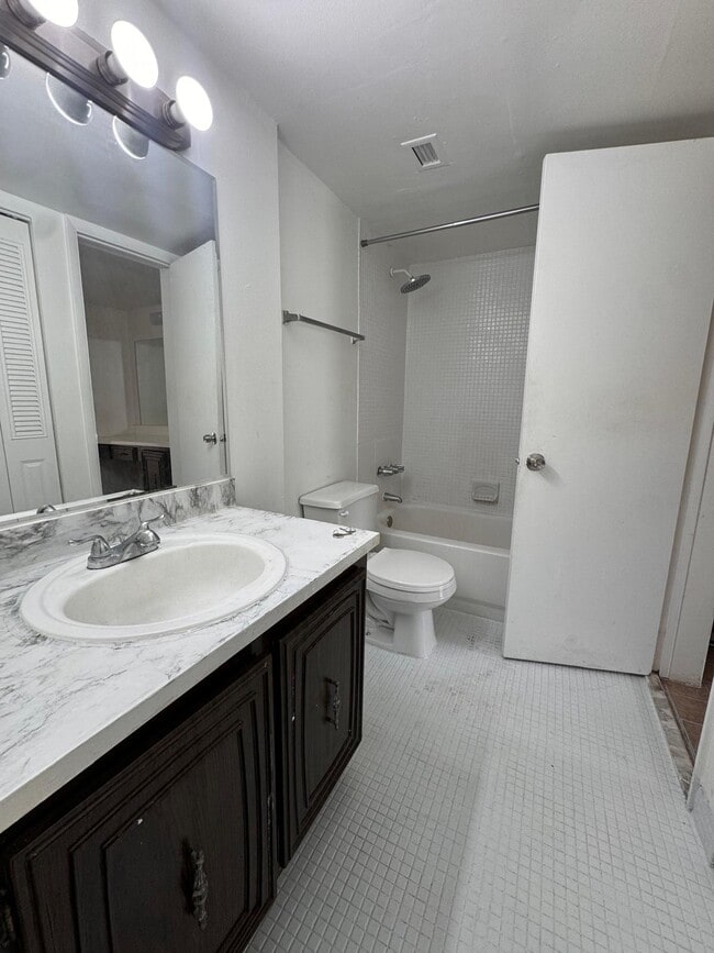 Building Photo - 484 NW 165th St