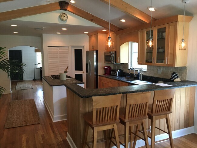 Building Photo - 729 Biscayne Dr