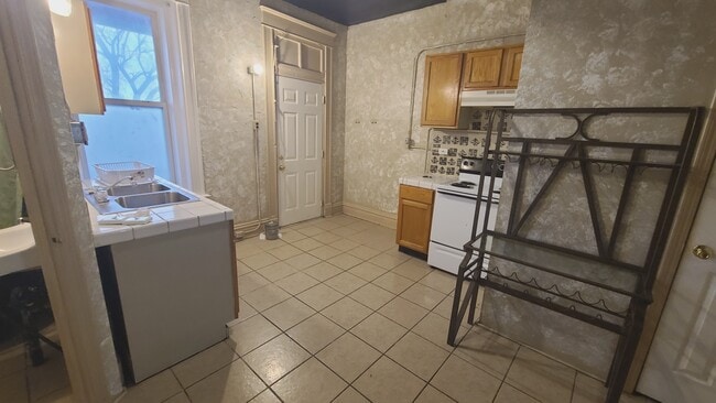 Kitchen - 2015 Bryan Ave