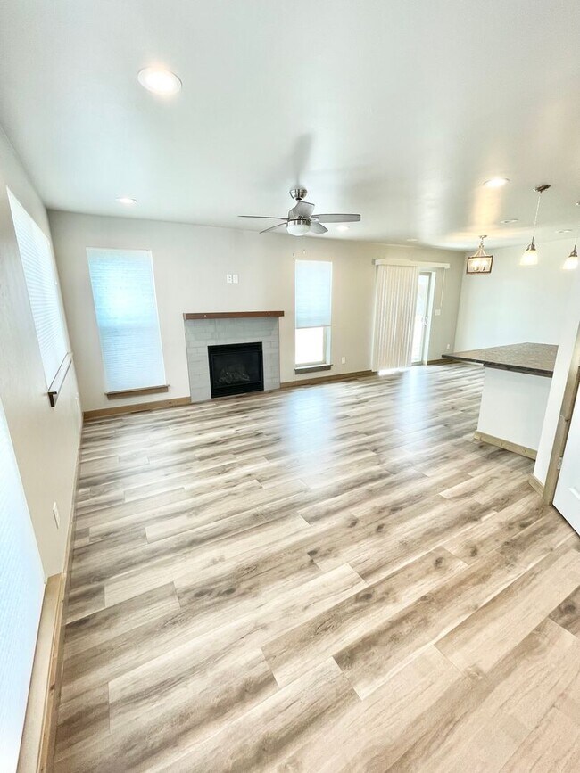 Building Photo - Beautiful 3 bedroom 2.5 bathroom townhouse in Belgrade