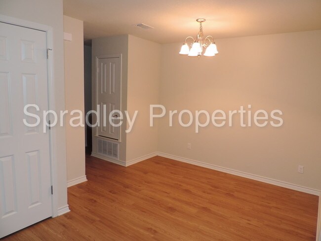 Building Photo - 204B Andy Ln