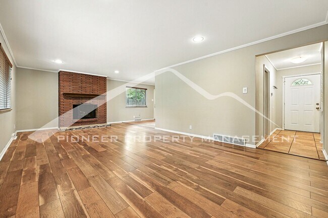 Building Photo - Stunning Home with Washer/Dryer and Centra...