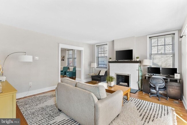 Building Photo - 706 W 21st St