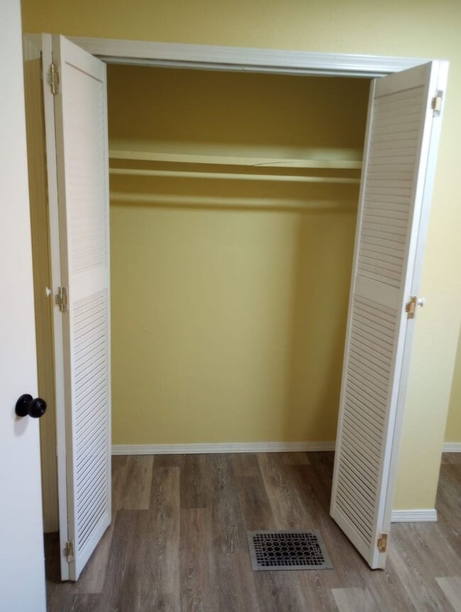 Building Photo - 3 bed 2 bath Renovated Rent Home