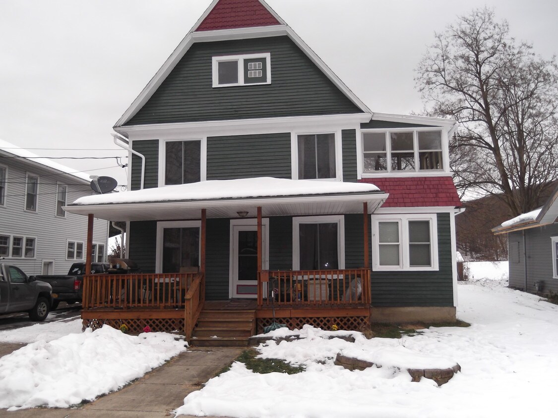Primary Photo - 154 Maple St