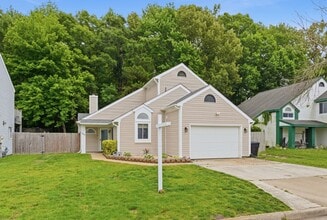 Building Photo - 2044 Chicory St