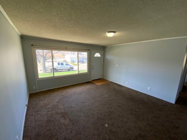 Building Photo - 1605 Crestview Dr