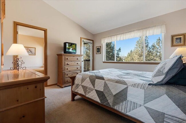 Foto del edificio - Want to live on a golf course with access to the pool with sports center privileges?