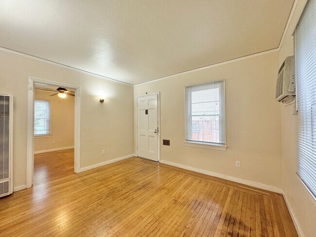 Foto del edificio - 2615 E St