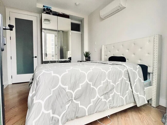 Foto del edificio - Furnished room/NOT APARTMENT