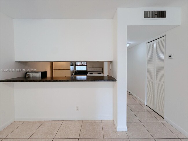 Foto del edificio - 8550 N Sherman Cir