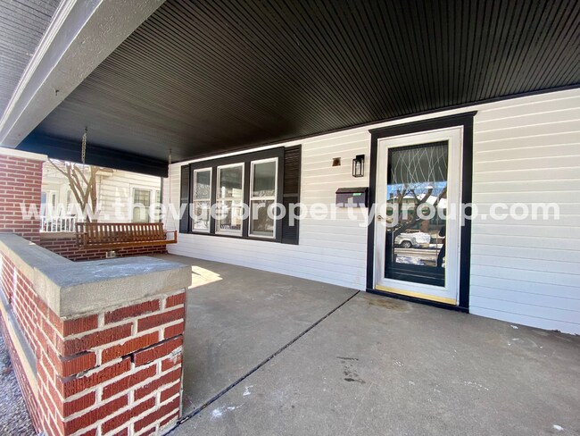 Foto del edificio - 3BR Beauty with Hardwood Floors + Remodeled Kitchen + Fenced Yard!
