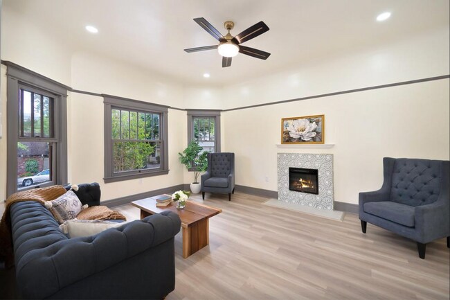 Foto del edificio - Charming Craftsman Bungalow with Full Base...