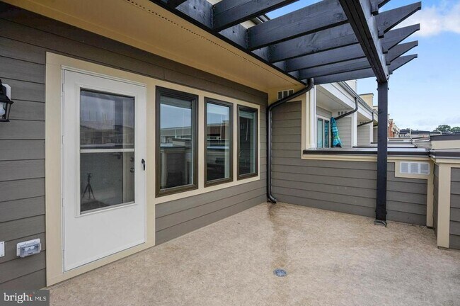 Building Photo - 520 Harborview Dr